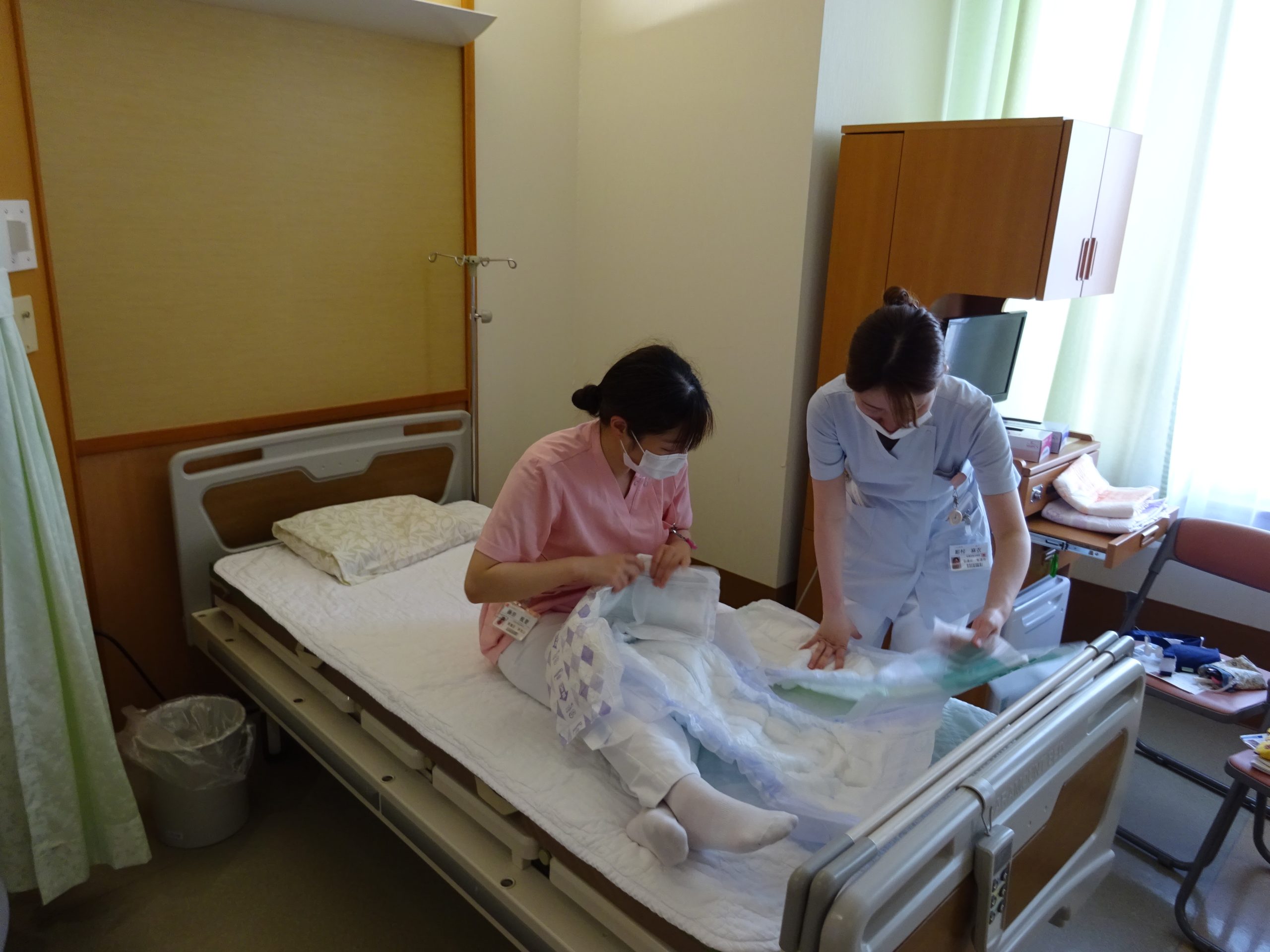 おむつのあて方を学び中